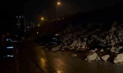 İstinat duvarı park halindeki araçların üzerine çöktü