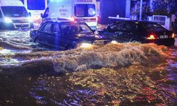 İzmir'de kuvvetli sağanak ve fırtına yaşamı olumsuz etkiledi