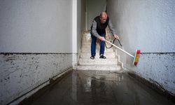 İzmir'de yağmur nedeniyle su basan ev ve iş yerlerinde temizlik yapılıyor