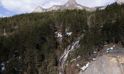 Kastamonu'da karların erimesiyle oluşan 'kar şelalesi' görsel şölen sunuyor