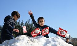 Osmaniye'de öğrenciler kamyonlarla getirilen karla eğlendi