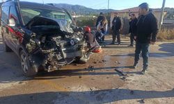 Osmaniye'de servis minibüsü ile hafif ticari araç çarpıştı: 7 yaralı