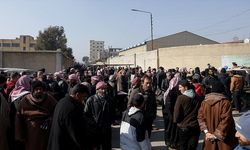 Terör örgütü YPG'nin alıkoyduğu yakınlarını arayan aileler, Rakka'daki Aktan Hapishanesi önünde umut nöbetini sürdürüyor