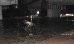 Adana'da gece bastıran sağanak yağış yolları göle çevirdi