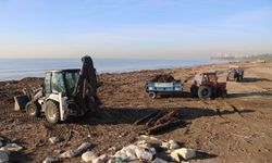 Akdeniz Belediyesi ekipleri Millet Bahçesi'nin sahilini temizledi