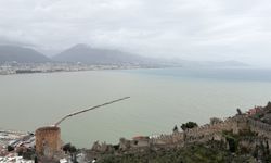 Alanya'da sağanak sonrası denizin rengi değişti