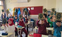 Anamur'da öğrencilere Kur'an-ı Kerim dağıtıldı