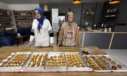 Annelerin hazırladığı çörek ve kurabiyeleri gençler iftarı yolda karşılayanlara ikram ediyor