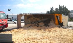 Antakya ilçesinde devrilen hafriyat kamyonunun sürücüsü yaralandı