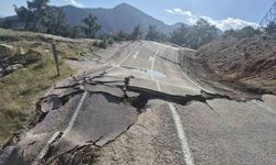 Antalya'da 3 mahallenin ulaşımını sağlayan yol çöktü