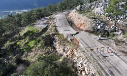 Antalya'da heyelan ve göçük oluşan yolda çalışmalar devam ediyor