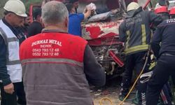 Antalya'da iki kamyon çarpıştı, sıkışan sürücüyü itfaiye kurtardı