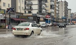 Antalya'da kuvvetli rüzgar ve sağanak etkili oluyor