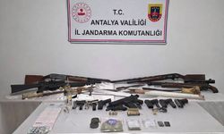 Antalya'da uyuşturucu operasyonu düzenlenen evde 8 tabanca ve 3 tüfek ele geçirildi
