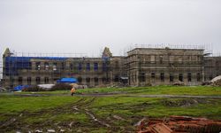Askeri kışla ve cezaevi olarak kullanılan iki asırlık tarihi yapıda restorasyon sürüyor