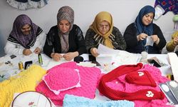 Atık tekstil ürünleri gönüllü kadınların elinde giyim eşyasına ve aksesuara dönüşüyor