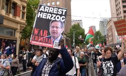 Avustralya'da yüzlerce kişi, Parlamento binası önünde Herzog'un ziyaretini protesto etti