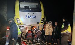 Balıkesir'de yolcu treninin lokomotifi, düşen kaya parçası nedeniyle raydan çıktı