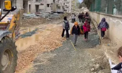 Antakya'da Çocuklara ‘Çamurlu-Balçıklı’ Okul Yolu: Veliler Tepkili!