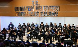 Belediye başkanının bağlamasıyla eşlik ettiği ilçe halk korosu unutulmaz şarkıları seslendiriyor