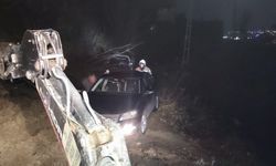 Belen'de toprak kaymasıyla mahsur kalan araç kurtarıldı