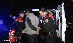 Benzin dökerek hem kendinin hem de kız arkadaşının aracını yaktı