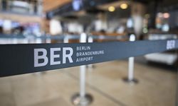 Berlin Brandenburg Havalimanı'nda buzlanma nedeniyle uçuşlar yeniden durduruldu