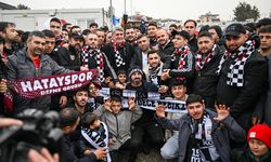 Beşiktaş Kulübü Başkanı Adalı, Hatay'da depremzedelerle bir araya geldi