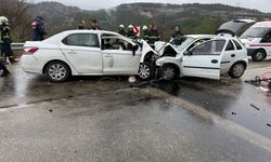 Burdur'da iki otomobilin çarpıştığı kazada 7 kişi hayatını kaybetti