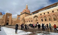 Çevresi karla kaplanan İshak Paşa Sarayı kışın da ziyaretçileri ağırlıyor