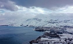 Çevresi karla kaplı Hazar Gölü ziyaretçilerini ağırlıyor