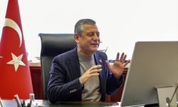 CHP Genel Başkanı Özel, fırtınada Atatürk büstünü koruyan Adanalı gençlerle görüntülü konuştu