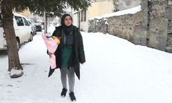 Çiçekçilerin Kars ve Ardahan'da dondurucu soğuğa rağmen 'Sevgililer Günü' mesaisi sürüyor