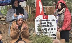 Depremde hayatını kaybeden öğretmen Adana'daki mezarı başında anıldı