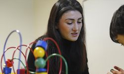 Depremde kızını kaybeden öğretmen, evlat acısını özel gereksinimli öğrencilerle hafifletiyor