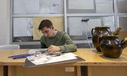 Depremde kolunu ve bacağını kaybeden genç resimle engelleri aşıyor