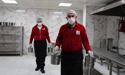 Depremzede aşçı Bayburt'ta Kızılaya gönüllü destek sunuyor