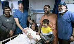 Doktorluk yaptığı gemide dünyaya gelen bebekle iletişimini koparmıyor