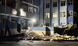 Düzce'de kuvvetli rüzgarda çatısı uçan lisede yarın eğitime ara verildi