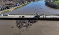 Edirne'de suyun sürüklediği ağaç gövdeleri ve çöplerle tıkanan köprü gözleri temizleniyor