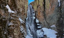 Eriyen kar sayesinde yeniden canlanan Çır Şelalesi dron ile görüntülendi