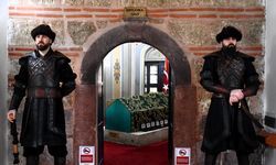 Ertuğrul Gazi Türbesi'nde saygı nöbeti tarihi dokuya uygun şekilde yenilendi