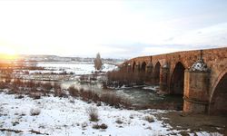 Erzurum'da çevresi karla kaplanan 728 yıllık tarihi köprü güzel görüntü oluşturdu
