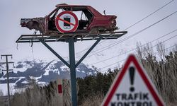 Erzurum'da yol kenarında sergilenen hurda araçlar trafikte farkındalık oluşturuyor