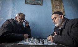 Erzurumlu satranç tutkunu amcalar, kahvehanede çay ve hatıralarla günlerini geçiriyor