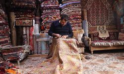 Eski halı ve kilimleri onaran Süleyman usta, geri dönüşüme katkı sağlayıp kültürü yaşatıyor