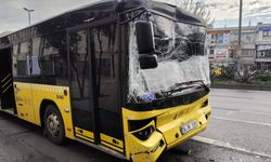 Fatih'te 3 İETT otobüsü durağa yanaşırken kaza yaptı