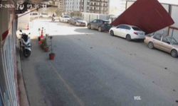 Fırtınanın yerinde söktüğü sac çatı park halindeki 2 aracın üzerine uçtu