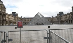 Fransa'da Louvre Müzesi'nin farklı bölümleri ciddi su sızıntısı nedeniyle ziyarete kapatıldı
