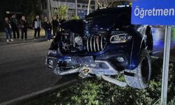 Gazipaşa'da kamyonet refüje çıktı: 2 yaralı